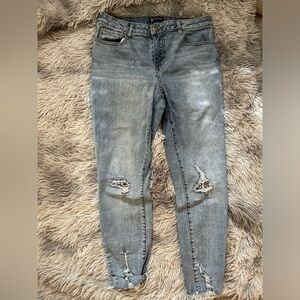 Women’s Versona size 8 Mondern ripped jeans.